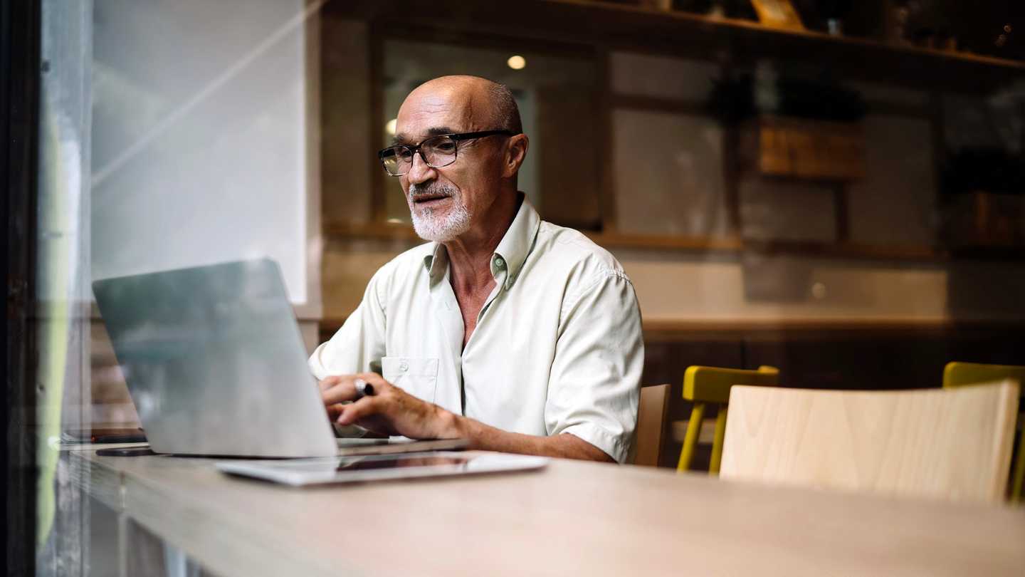 man achter een computer