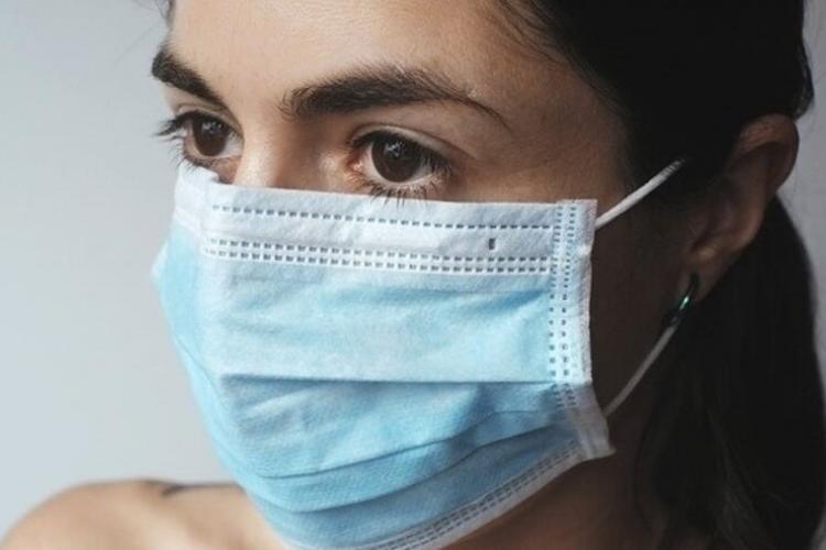 vrouw met mondkapje