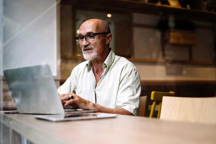 man achter een computer