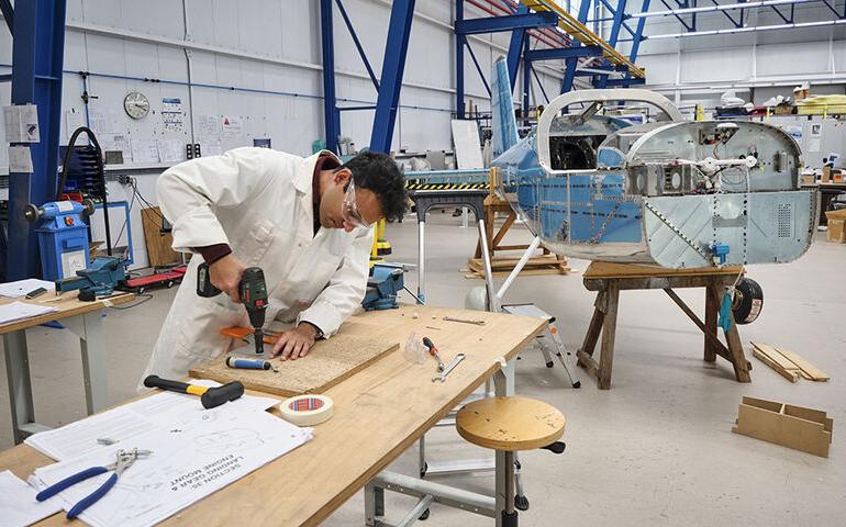 ondernemer werkt aan een innovatie.