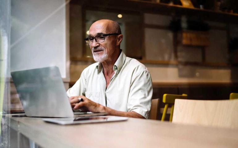 man achter een computer